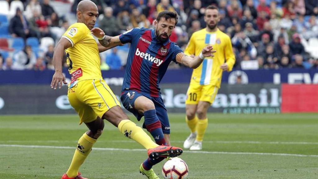 Morales pelea un balón con Naldo