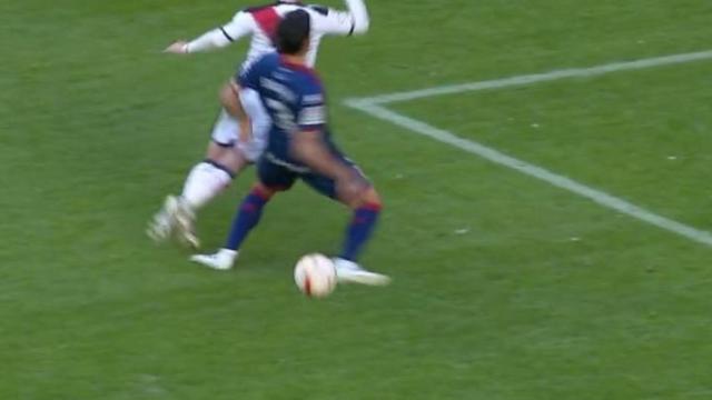 Posible penalti no pitado a favor del Rayo ante el Huesca. Foto: Twitter (@elchiringuitotv)