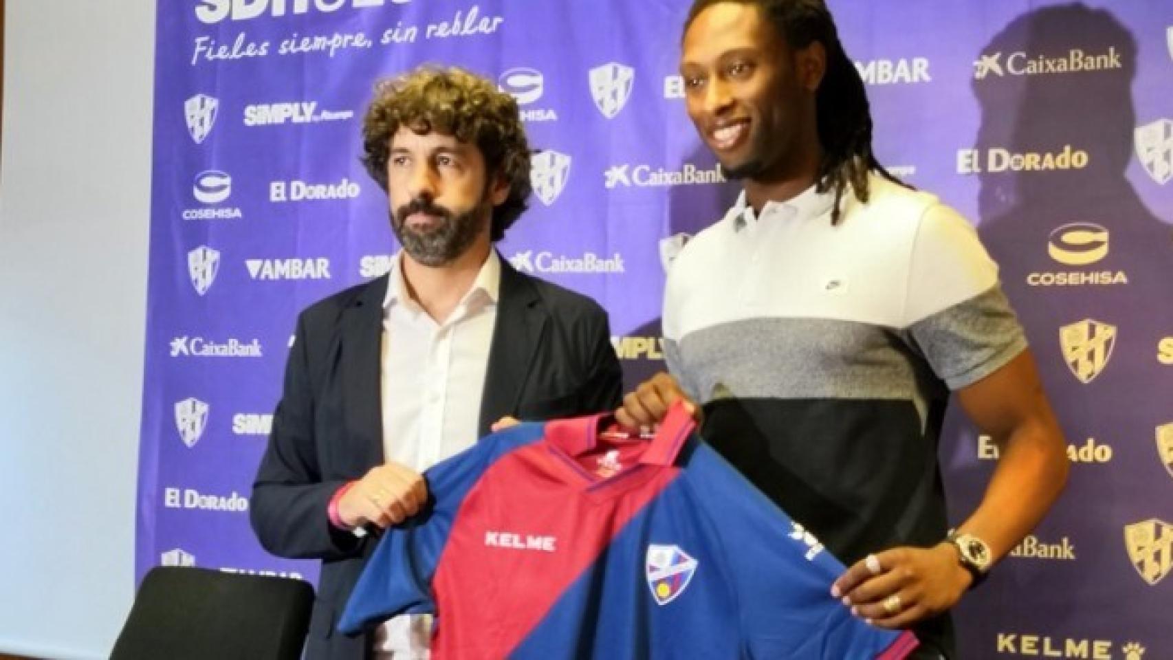 Rubén Semedo en su presentación con el Huesca. Foto: sdhuesca.es