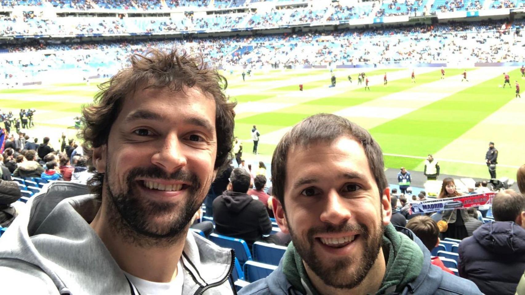 Llull y su hermano, en el Santiago Bernabéu para el Real Madrid - Athletic. Foto: Twitter (@23Llull)