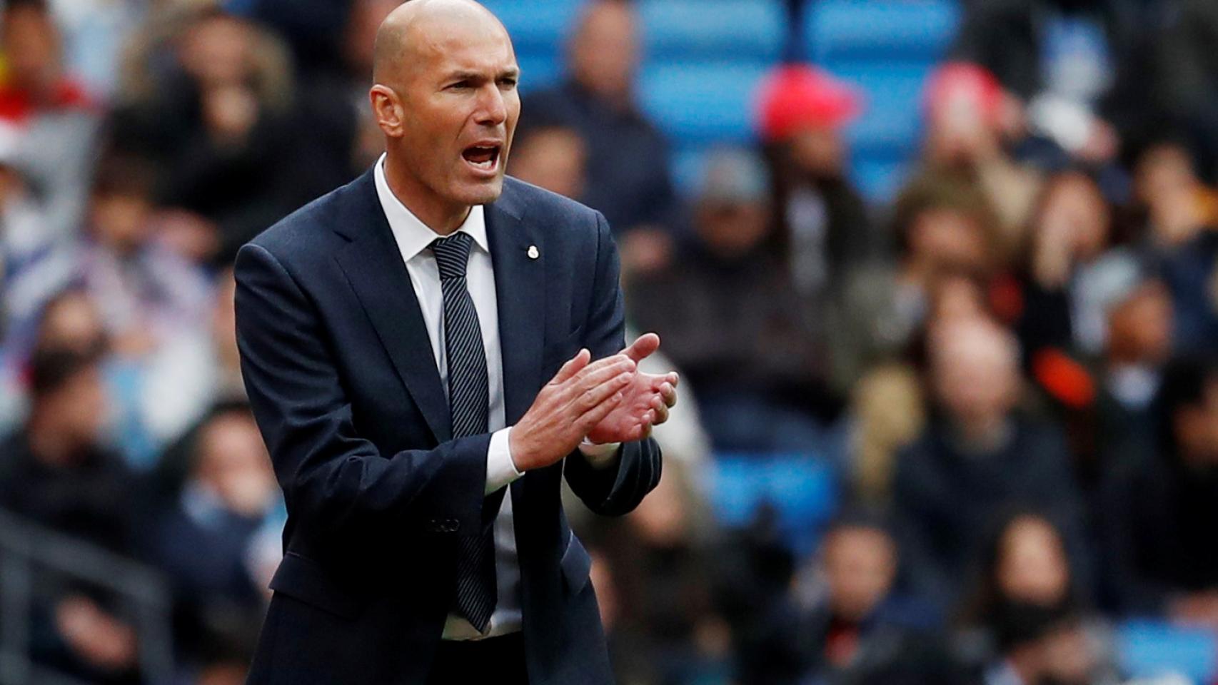 Zidane da órdenes a los jugadores del Real Madrid desde la banda