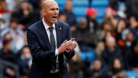 Zidane da órdenes a los jugadores del Real Madrid desde la banda
