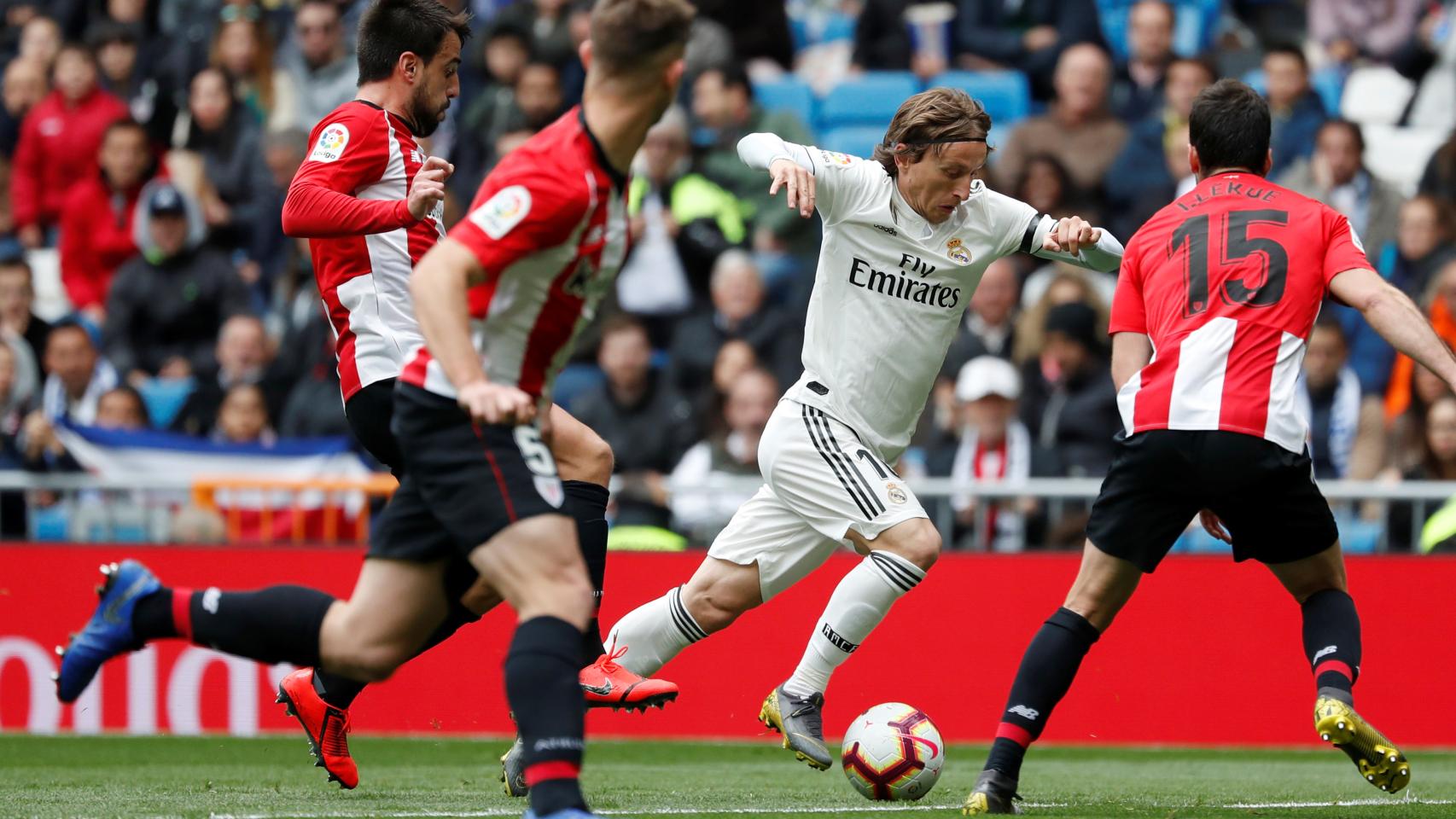 Luka Modric frente a  Inigo Lekue