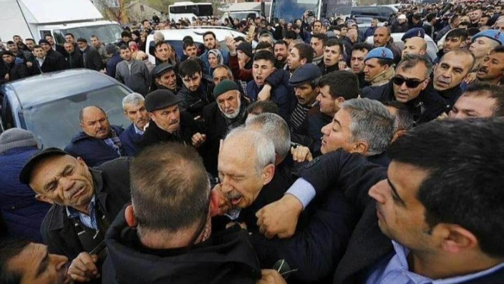 Momento en el que un hombre propina un puñetazo a Kemal Kiliçdaroglu, líder de los socialdemócratas.