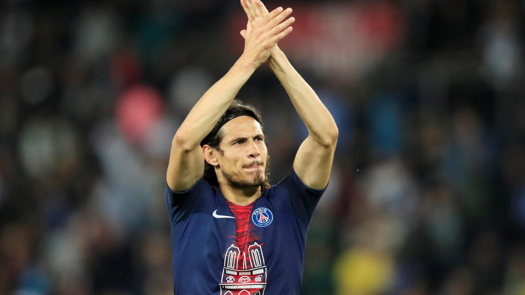 Cavani con la camiseta especial de la Catedral de Notre-Dame