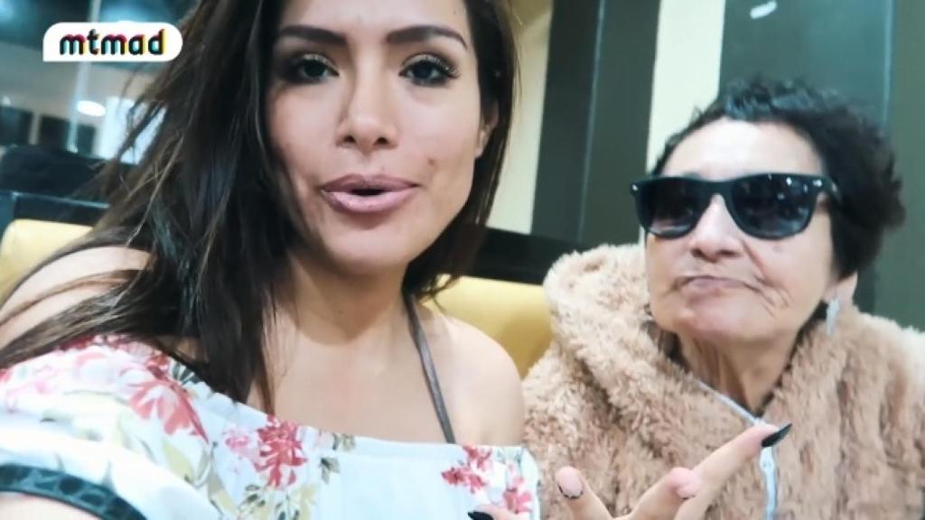 Miriam Saavedra  y su abuela en Perú.