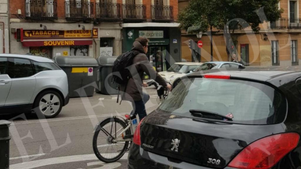 Iñigo Errejón montando en bicicleta por Madrid.