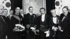 Alfonso XIII y Einstein, en el centro, durante la visita del científico a España en 1923.