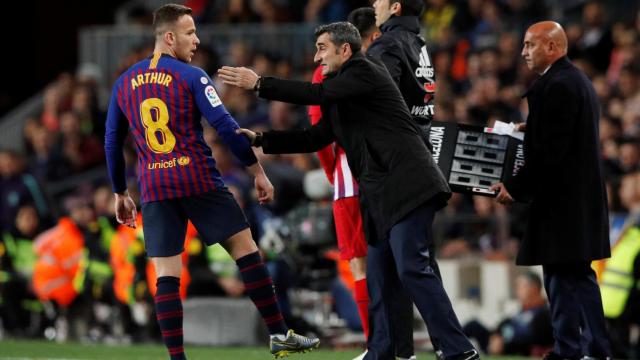 Arthur y Valverde durante un partido con el Barça.