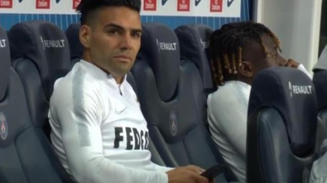 Radamel Falcao con un teléfono en el banquillo