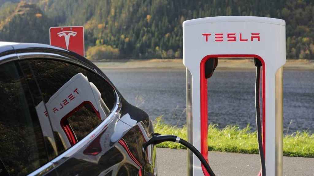 Tesla Model X recargando su batería.