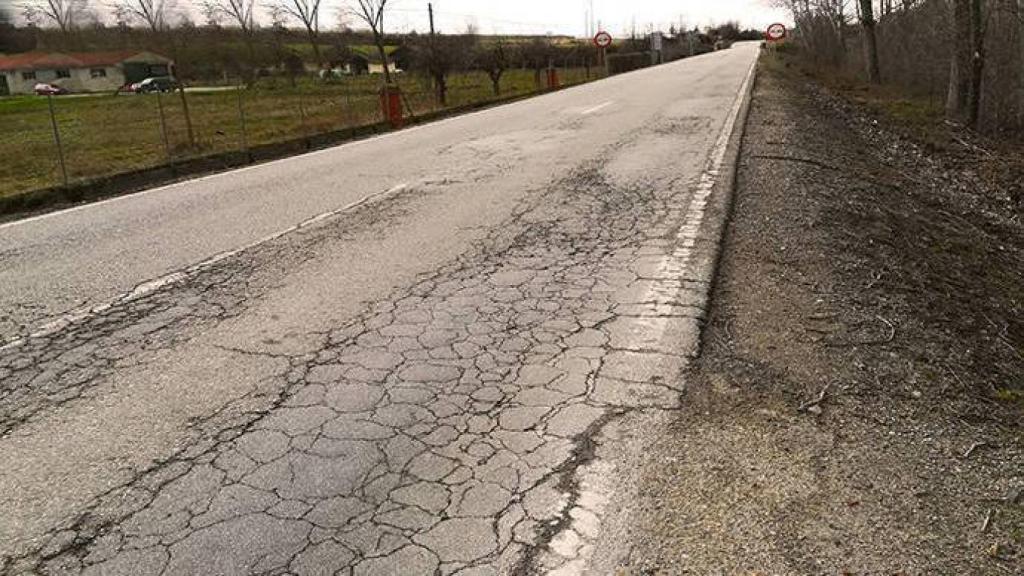 Firme en mal estado: rodera profunda, grietas, deterioro de borde y desgaste de marcas viales foto AEC