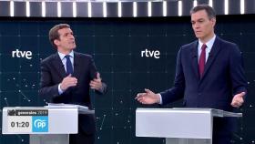 Casado interpela a Sánchez durante el debate de TVE.