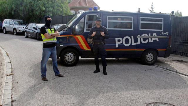 Dos agentes de la Policía Nacional. Foto: EFE