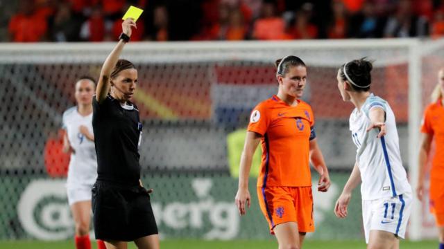 Stéphanie Frappart, durante un partido de la Eurocopa 2017