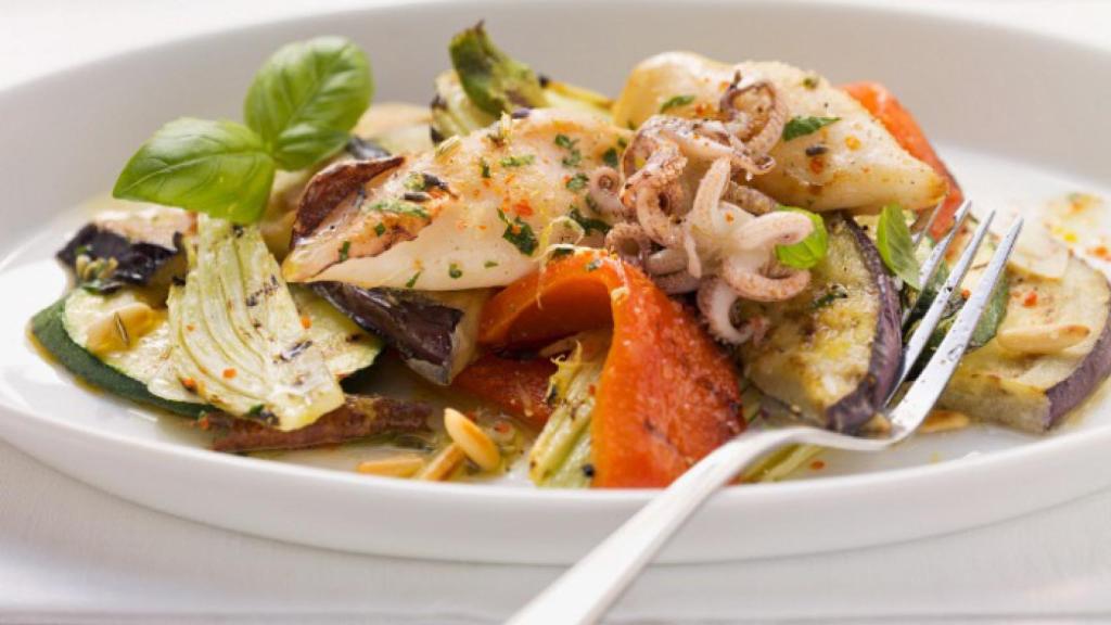 Verduras a la brasa con calamar, un plato de la dieta mediterránea.