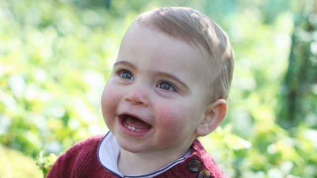 El príncipe Luis, hijo de los duques de Cambridge, en su primer cumpleaños.