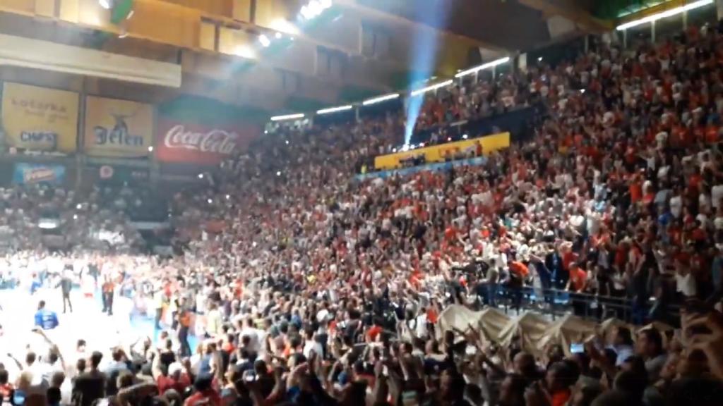 La grada del Pionir durante el partido entre el Estrella Roja y el Buducnost