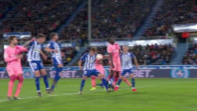 Penalti a favor del Barcelona ante el Alavés