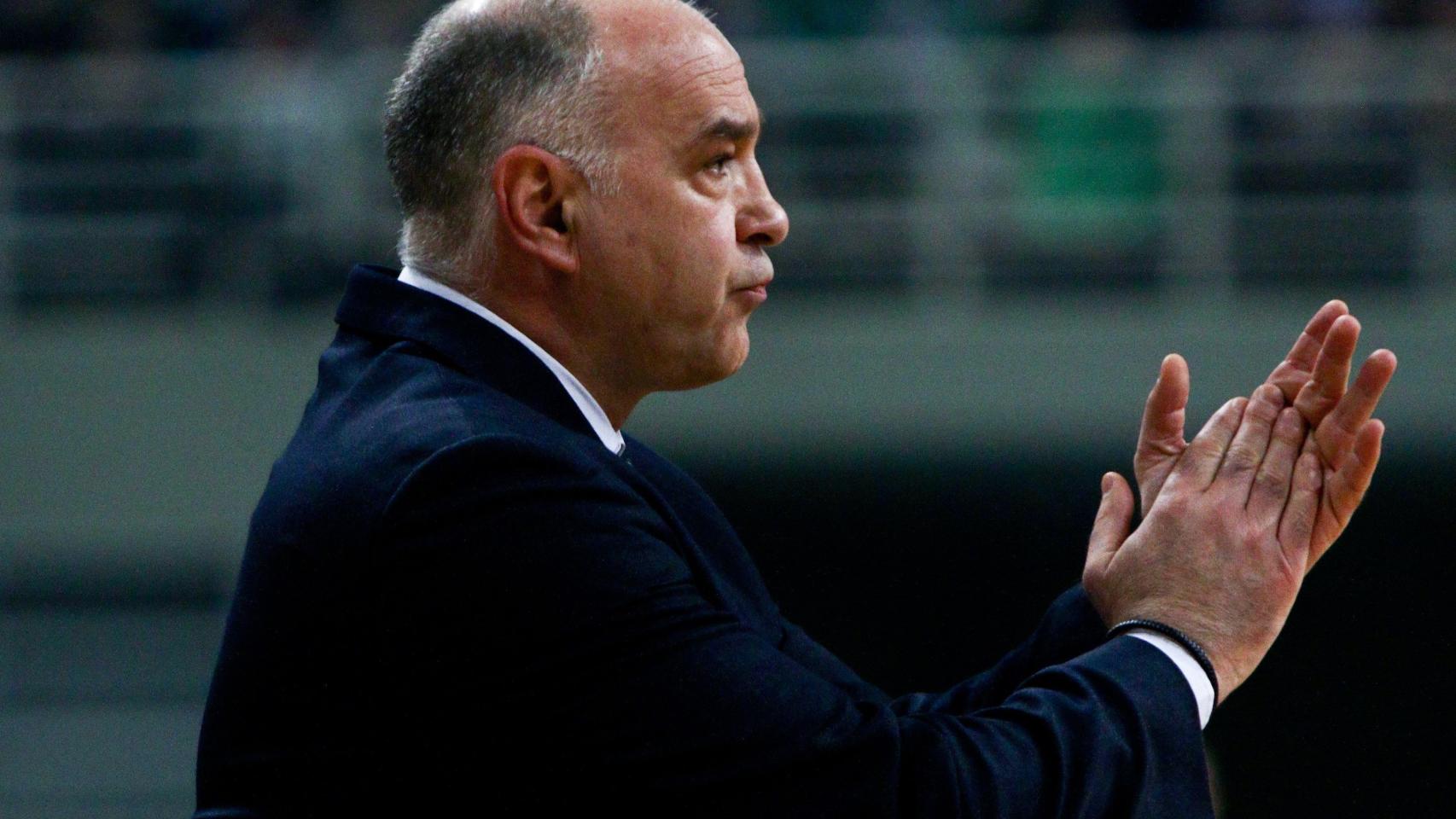 Pablo Laso aplaude a sus jugadores en el OAKA