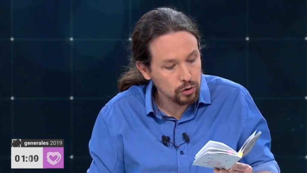 Iglesias lee la Constitución en una de sus innumerables referencias a la Carta Magna durante el debate.