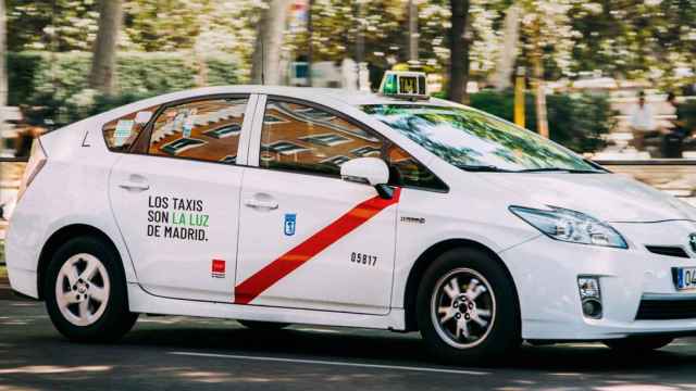 Taxi de Madrid con la nueva campaña para dar a conocer el reglamento del sector.