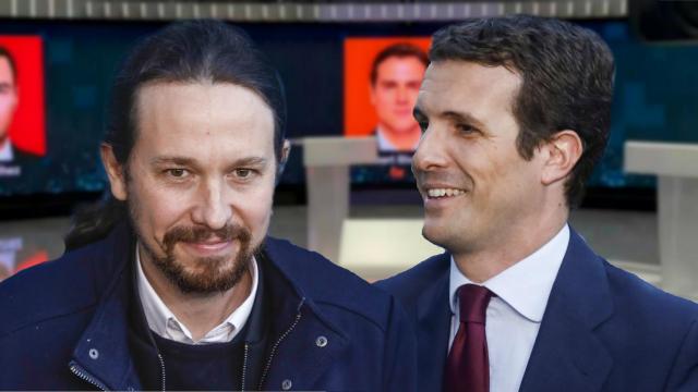 Pablo Iglesias le enseña una foto de sus hijos a Pablo Casado y a su mujer, Isabel Torres, tras el debate.