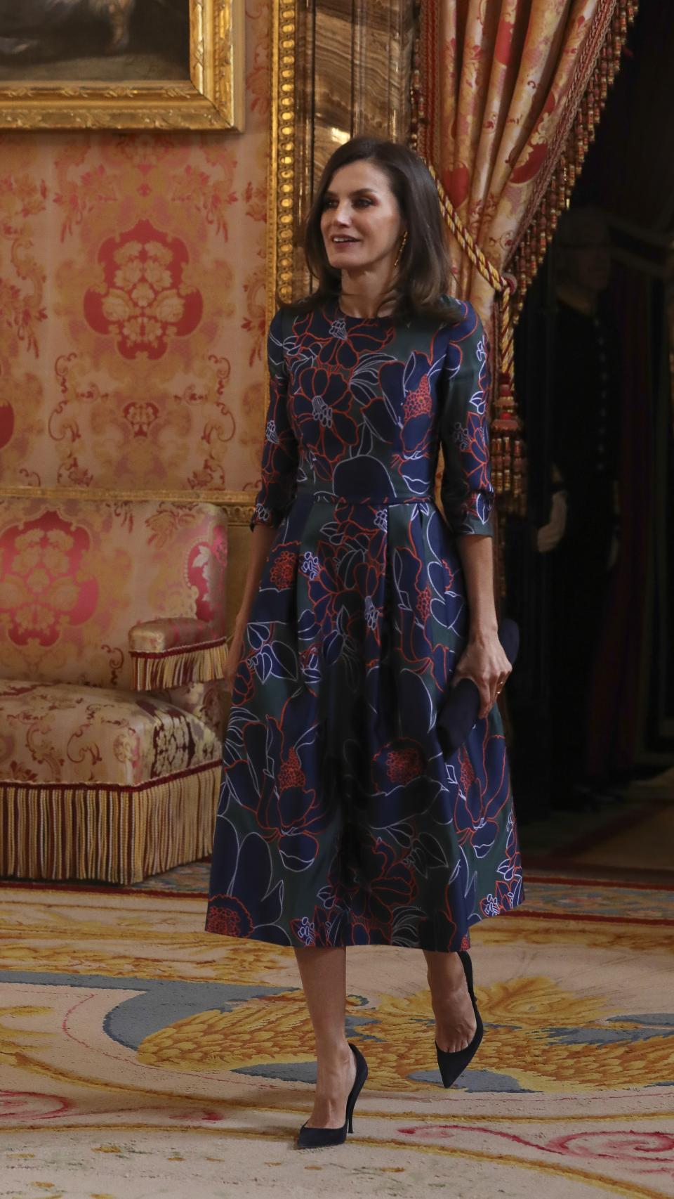 La reina Letizia ha escogido para la ocasión un vestido de Carolina Herrera.