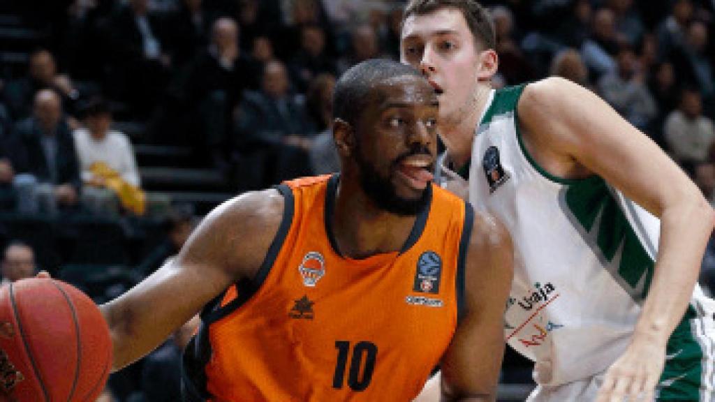 Will Thomas se marcha del defensor del Unicaja. Foto: Twitter. (@valenciabasket)