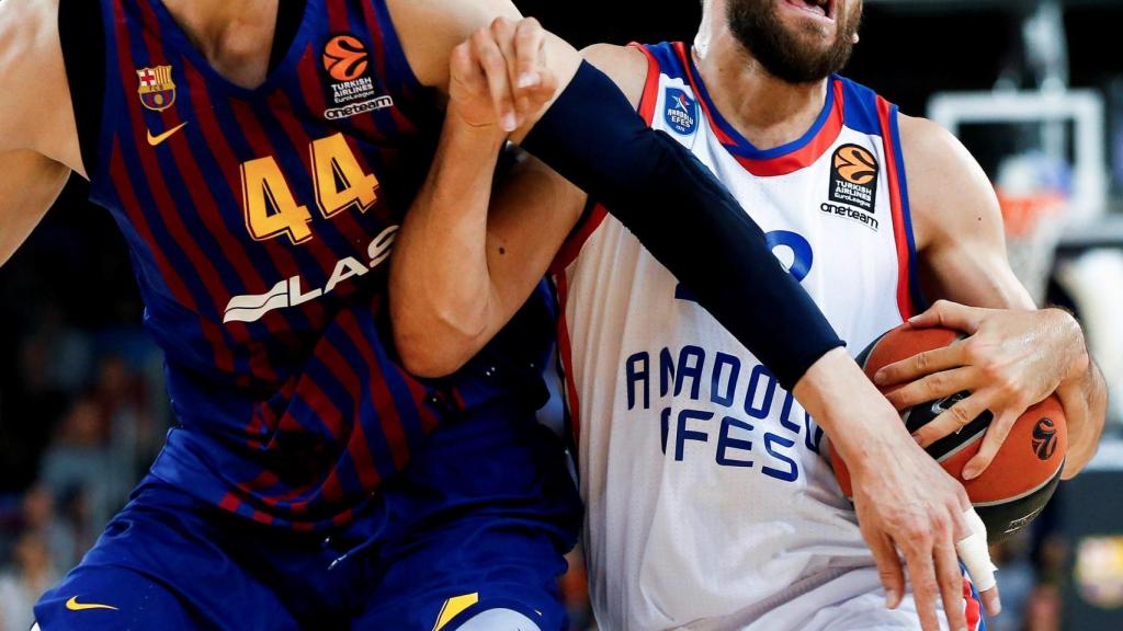 Tomic intenta robar el balón al jugador del Efes