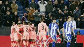 El Barcelona celebra un gol al Alavés