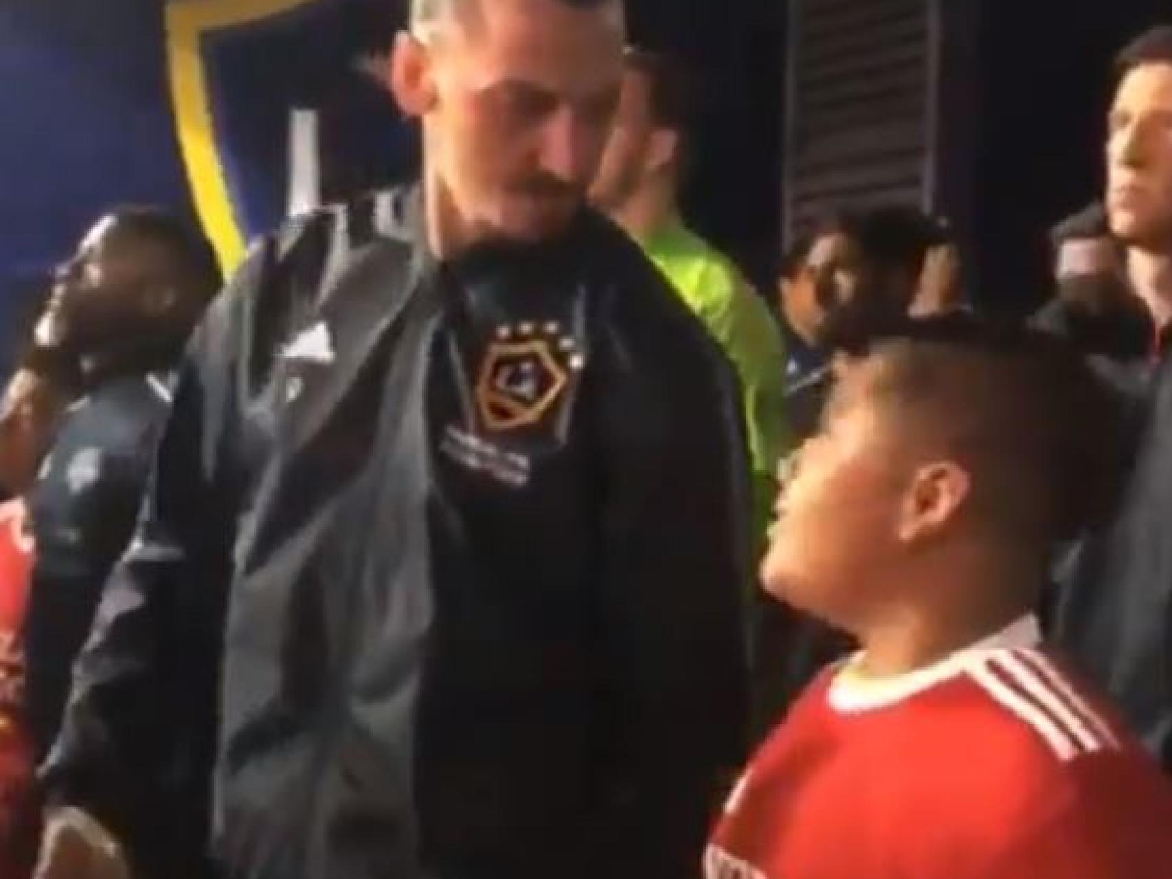 Zlatan Ibrahimovic tranquilizando a un niño antes del partido