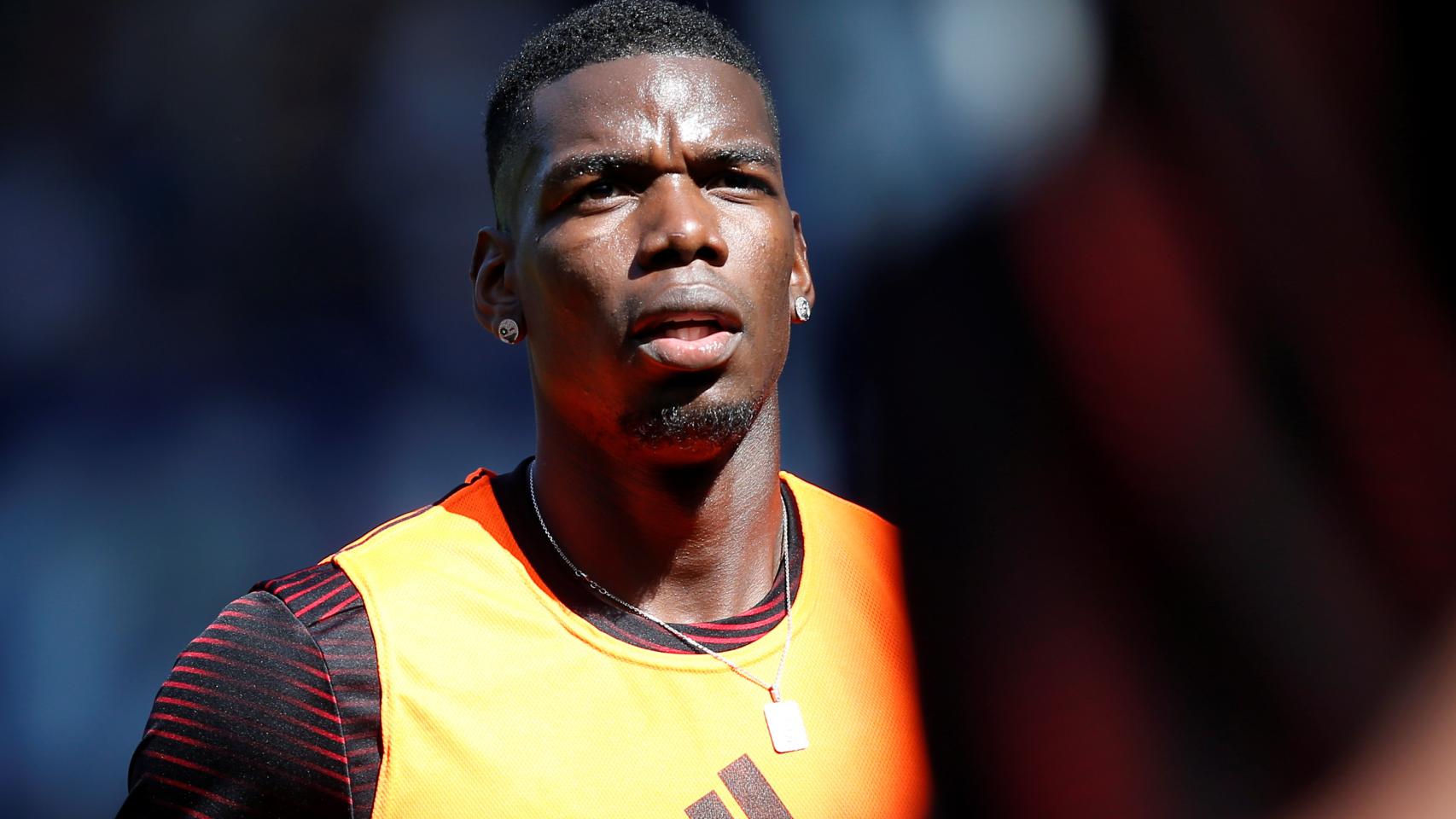 Pogba calienta con el Manchester United