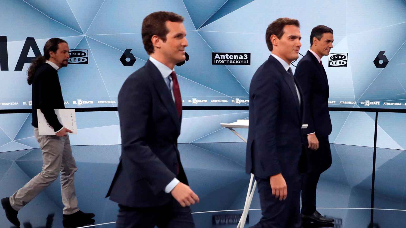 Pablo Casado, Albert Rivera, Pedro Sánchez y Pablo Iglesias antes de empezar el debate electoral de abril de 2019.