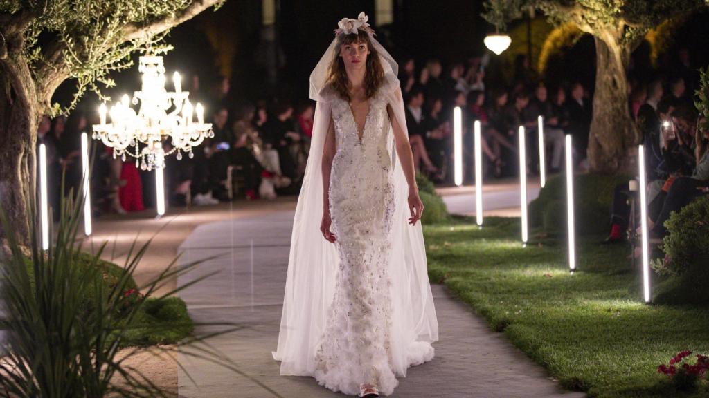 Los vestidos están adornados con micro perlas y flores de organza en 3D.