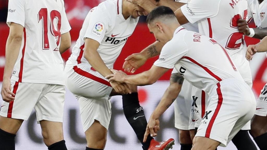 Los jugadores del Sevilla celebran uno de los goles