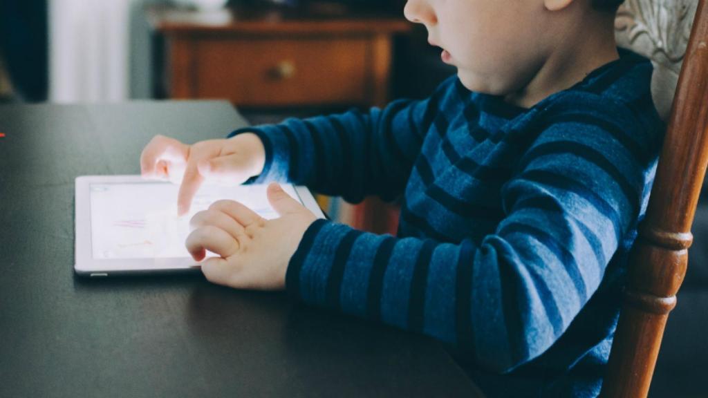 Niño con una tablet.