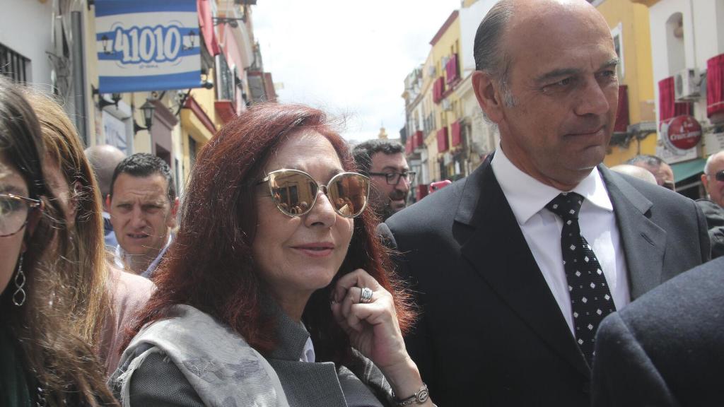 Ana Rosa Quintana y su marido, Juan Muñoz, por las calles de Sevilla.