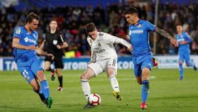 Fede Valverde defiende el balón frente a dos rivales