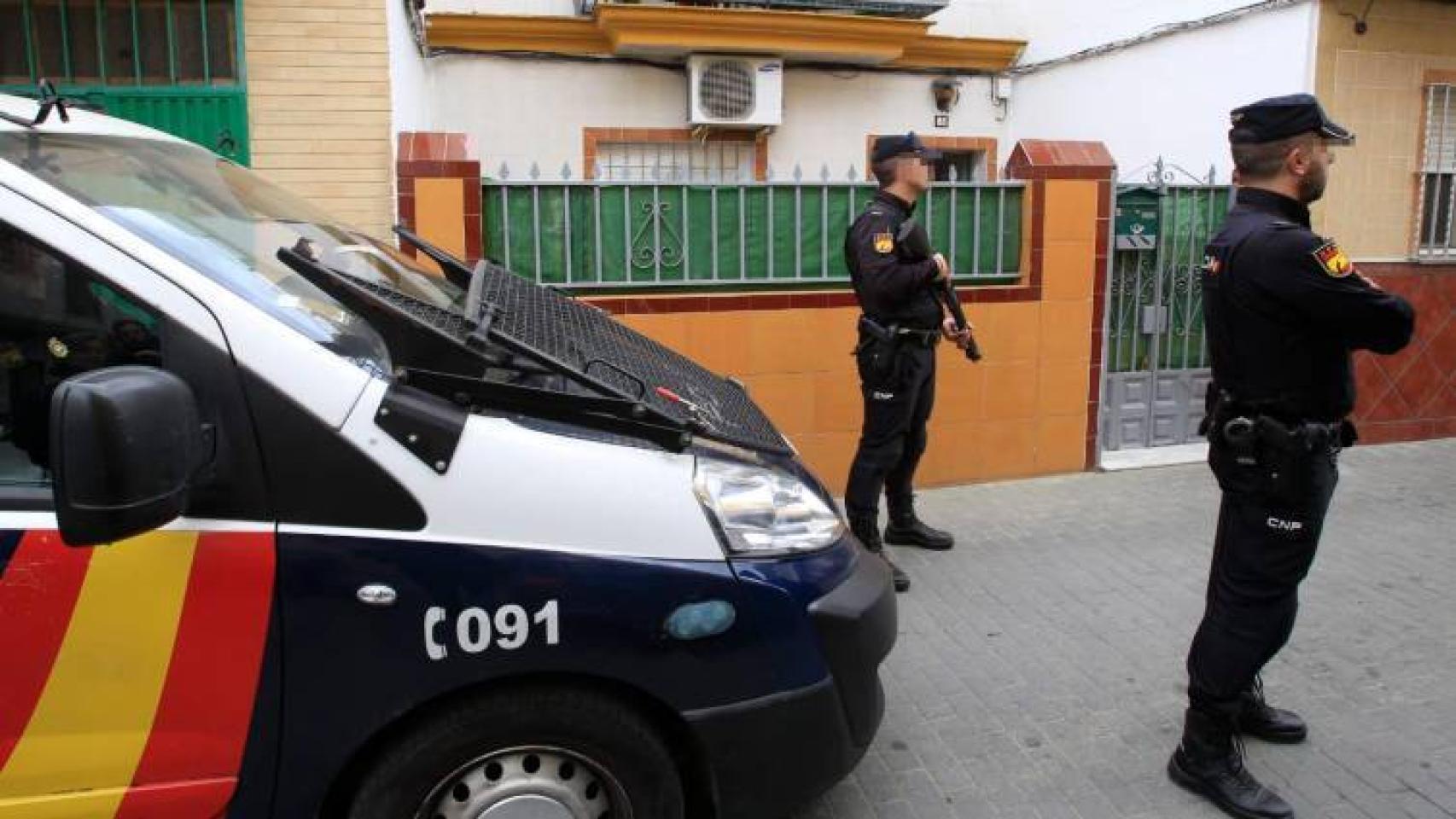 Policías nacionales durante el registro del domicilio del detenido en Marruecos.