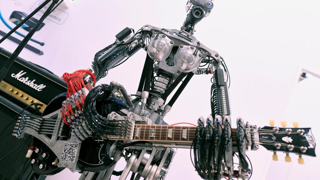 El robot Hellga Torr toca la guitarra en la feria de Hanover (Alemania)