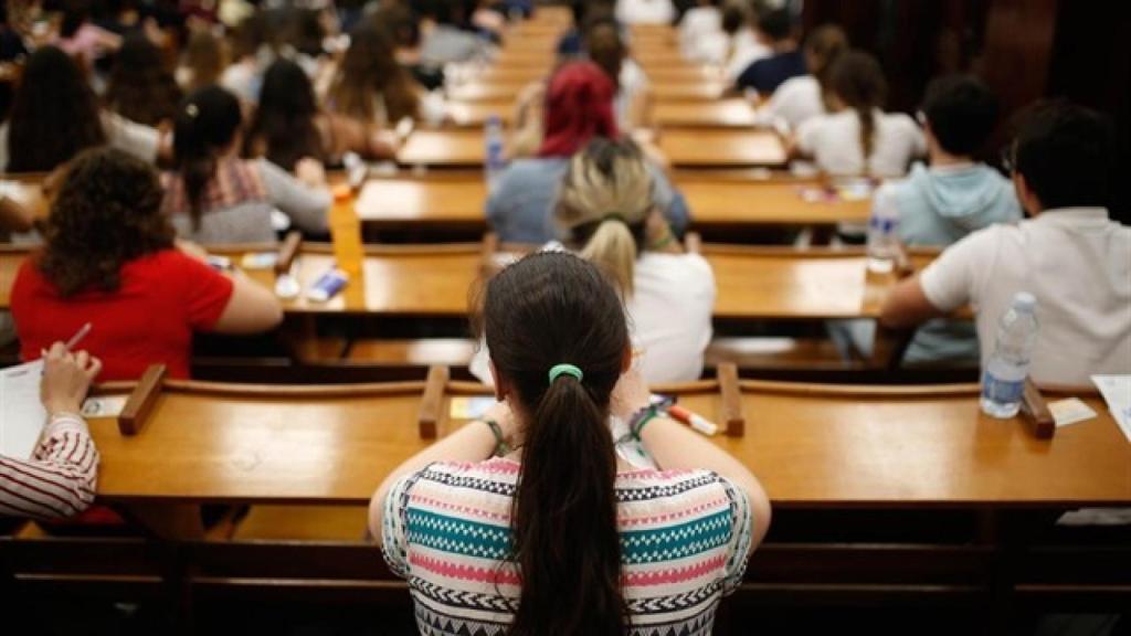 Un grupo de estudiantes, en Sevilla, realizando la prueba de Selectividad.