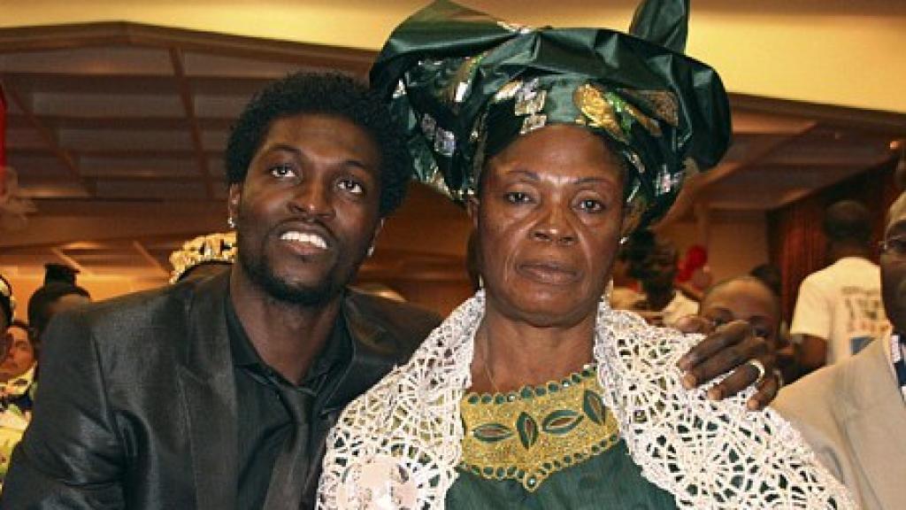 Adebayor y su madre