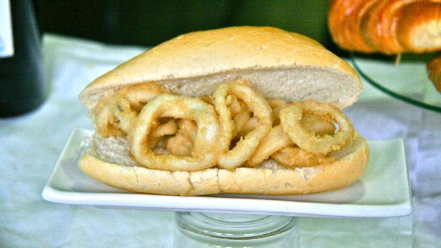 Un bocadillo típico de calamares.