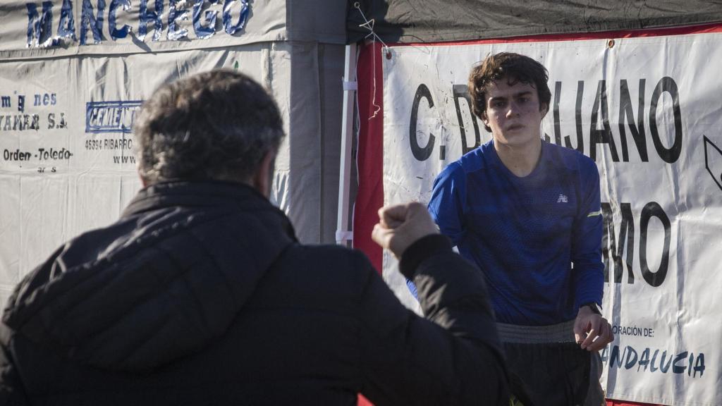 El joven Santi, alentado por su padre, al término del Cross de Itálica.