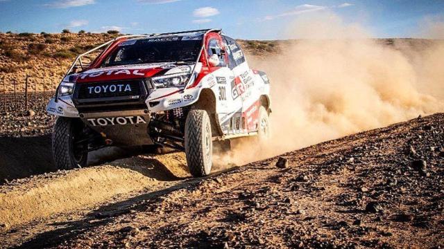 Fernando Alonso, a los mandos del Toyota del Dakar