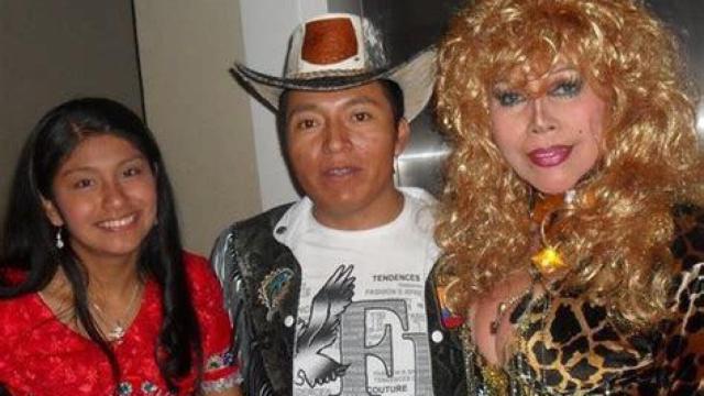 Delfín Quishpe junto a las artistas Wendy Sulca y la Tigresa de Oriente