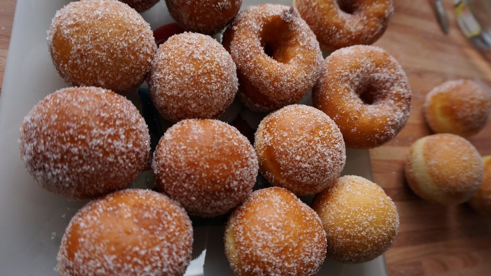 Unas rosquillas junto a otro dulce típico.