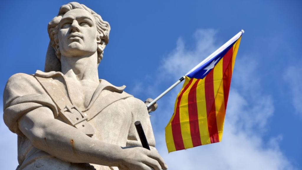 Estatua del 'timbaler' del Bruc con una bandera independentista.