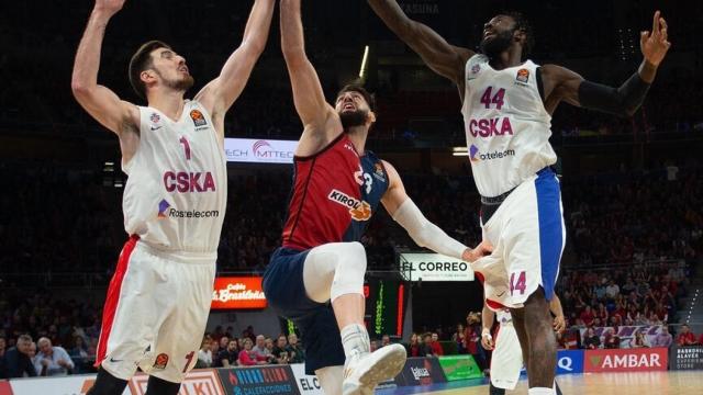 Disputa de un balón en el Baskonia - CSKA Moscú. Foto: Twitter (@cskabasket)